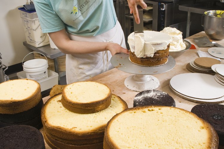 Puedes hacer patrones enrejados en glaseado o fondant.