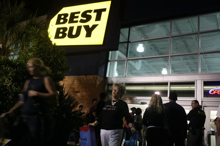 Best Buy (bestbuy.com) es una de las muchas tiendas de electrónica que vende ventiladores de caja, pero los precios son mucho más altos que en las ferreterías, tiendas de descuento o incluso que las tiendas de comestibles.