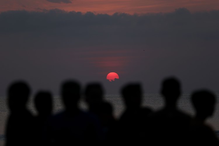 Cada noche las fiestas se animan en la playa de Kuta durante las puestas de sol de color rosa y continúan en la ciudad durante toda la noche.