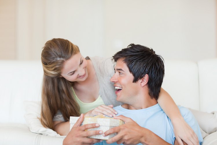 Piensa en cuáles son los gustos de tu hombre para hacerle un regalo que aprecie.