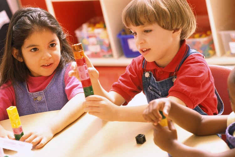 Los bloques de construcción ayudan a tu niño a desarrollar una coordinación ojo-mano más fuerte.