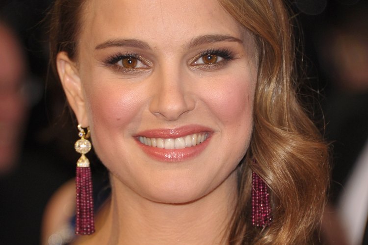 La actriz Natalie Portman ha oscilado a una variedad de tonos morenos.