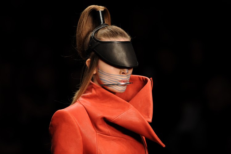 Una modelo de pasarela muestra los diseños de Haizhen Wang durante la Semana de la Moda de Otoño/Invierno 2013-2014 en Londres.