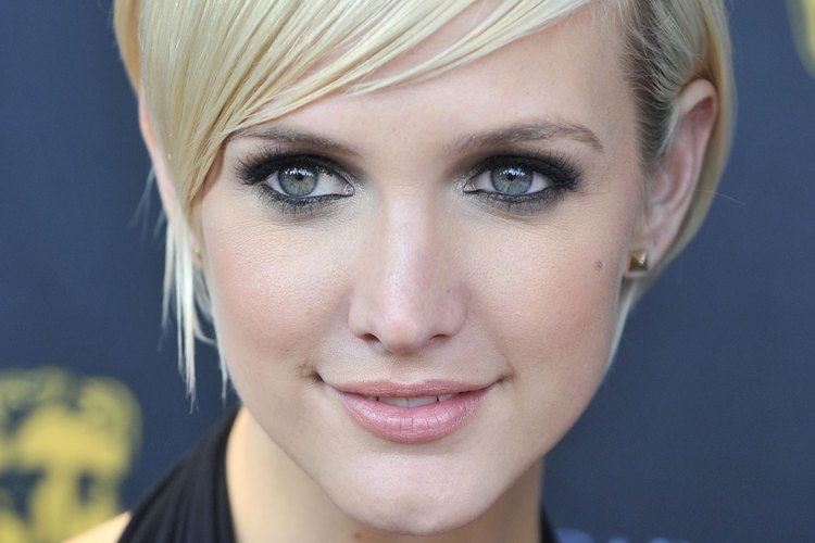 En el 9º Té Anual BAFTA, Ashlee Simpson exhibe un flequillo de costado que equilibra su rostro.