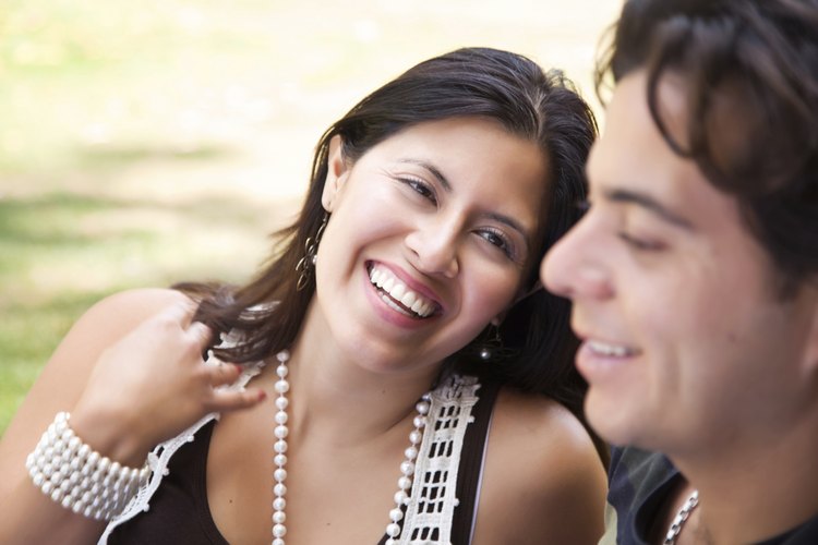 Una pareja mexicana disfruta de un día soleado al aire libre.
