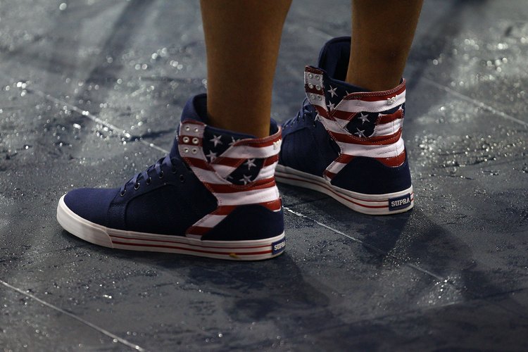 Supra es un fabricante de zapatos que diseña calzado de hombre.