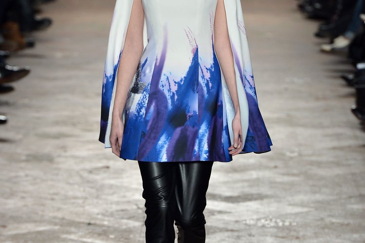 Los diseños de Wang Peiyi estuvieron en la pasarela de la Semana de la Moda de Milán de Otoño/Invierno 2013-2014.