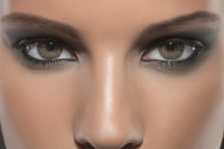 A veces quitar el foco de tu nariz y realzar otras partes de tu rostro harán que tu nariz se vea más pequeña.