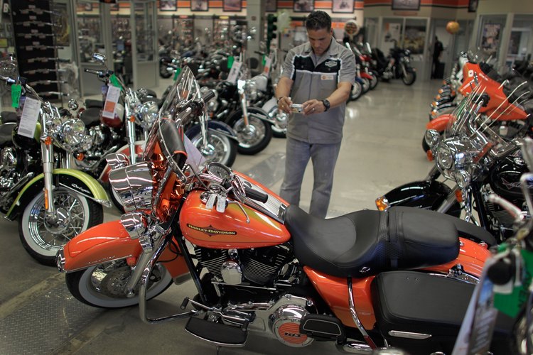 Los motoqueros son fanáticos de las Harley-Davidson.