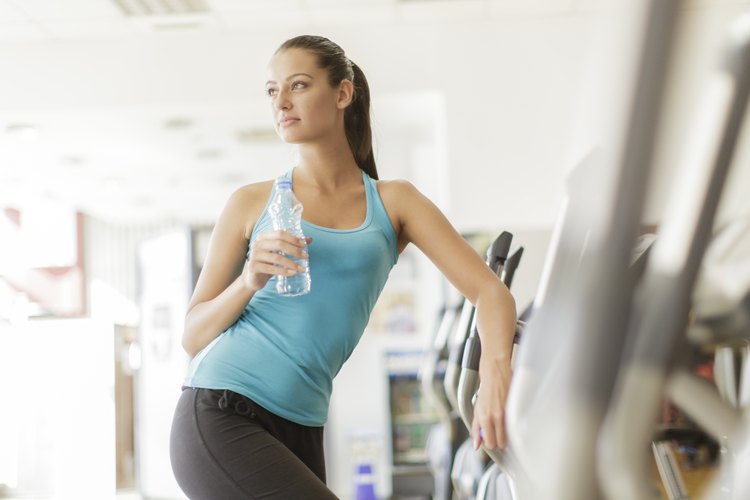 Beber agua es de las maneras más efectivas de reducir las ojeras e hinchazón bajo los ojos.