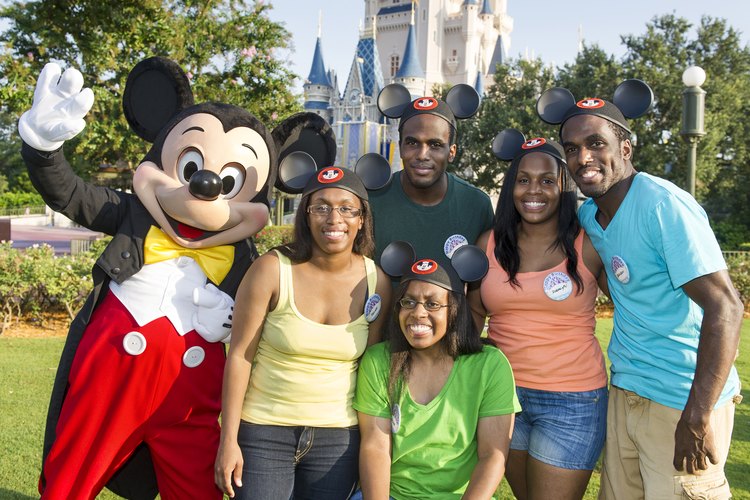 Familia posando junto a Mickey Mouse.