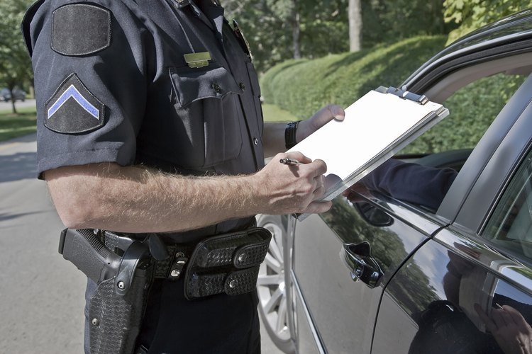 Oficial de policía redactando una multa.
