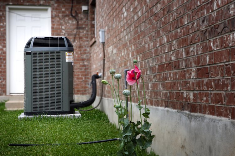 Una unidad de refrigeración por aire de alta eficiencia ubicada fuera de una casa.