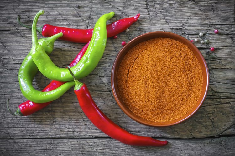 Chiles y chile en polvo en un tazón