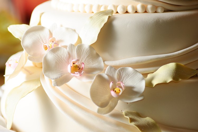 Un pastel blanco de aniversario de bodas.