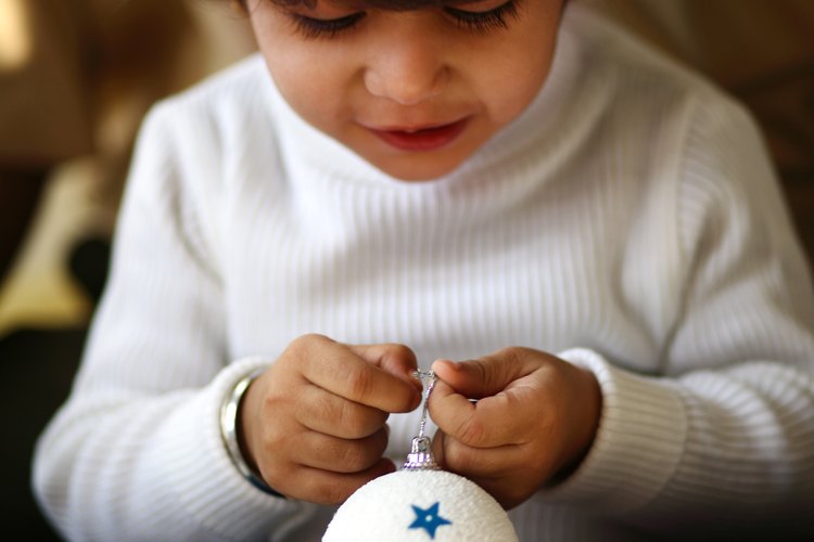 Hablar excesivamente puede caer en dos categorías: de comportamiento y biológicos. Si tu hijo habla demasiado, porque ha aprendido que es una manera de llamar la atención, es un problema de conducta que se puede cambiar.