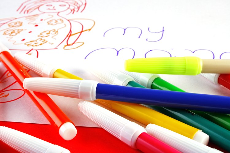 Un niño necesita aprender los colores y formas antes de poder escribirlos.