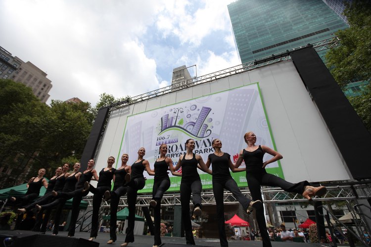 Los bailarines de Broadway disfrutan del glamour, la fama y una mala paga.