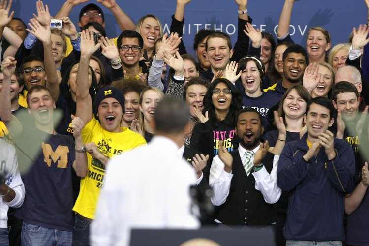Los estudiantes vitorean al presidente Obama en la Universidad de Michigan.