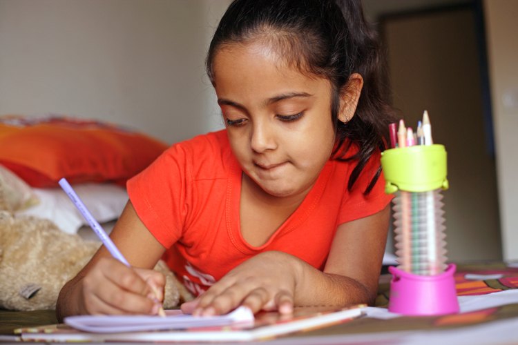 Las niñas disfrutan mucho de los juguetes para dibujar o crear.