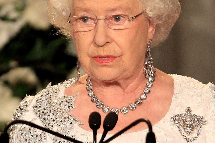 Reciclado: la Reina Isabel lleva un vestido transformado para una visita a Canadá en 2010.