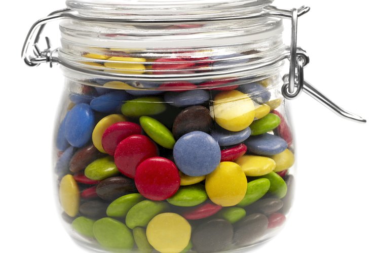 Acercamiento de un frasco con dulces.