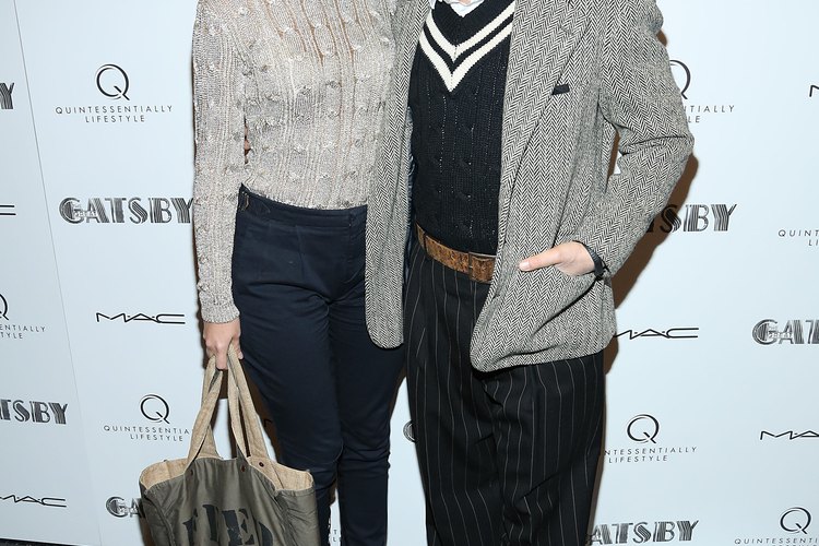 Lauren Bush Alauren lleva un bolso de mano a una proyección de