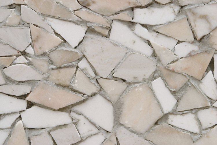 Las piezas rotas de azulejos son útiles para diseños de mosaico.