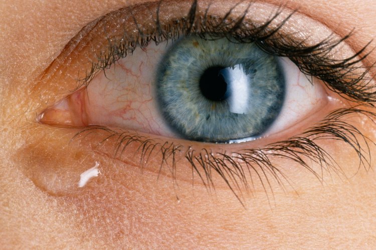 Inhalar vapores de lejía puede causar ojos llorosos.