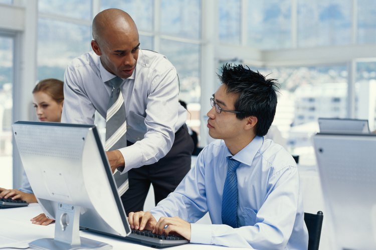 Ser útil a los demás en su oficina es una manera de ser un buen compañero de trabajo.