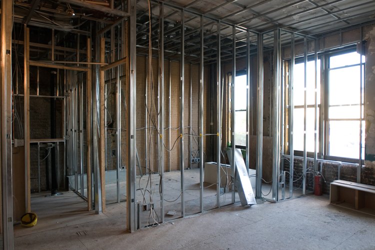 Las herramientas y materiales de carpintería son usados para construir estructuras.