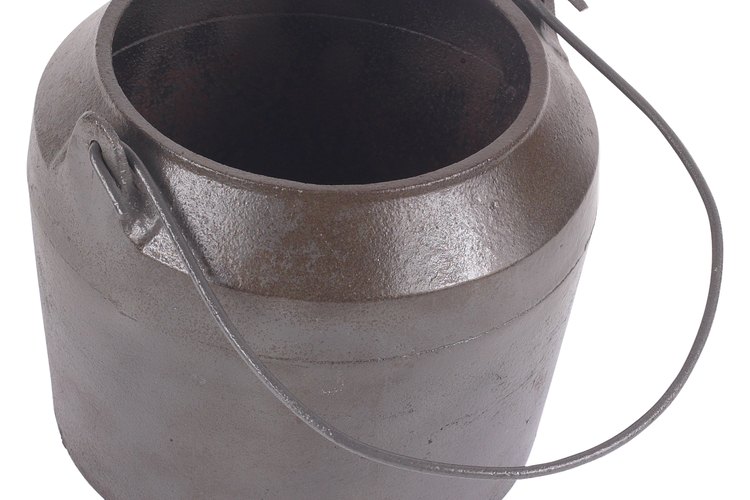 Una olla de hierro fundido oxidada puede parecer no tener esperanzas de uso.