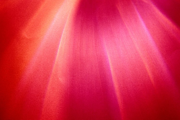 El color rojo, y posteriormente el rosa, se usaba más frecuentemente en los niños por ser un color fuerte y activo.
