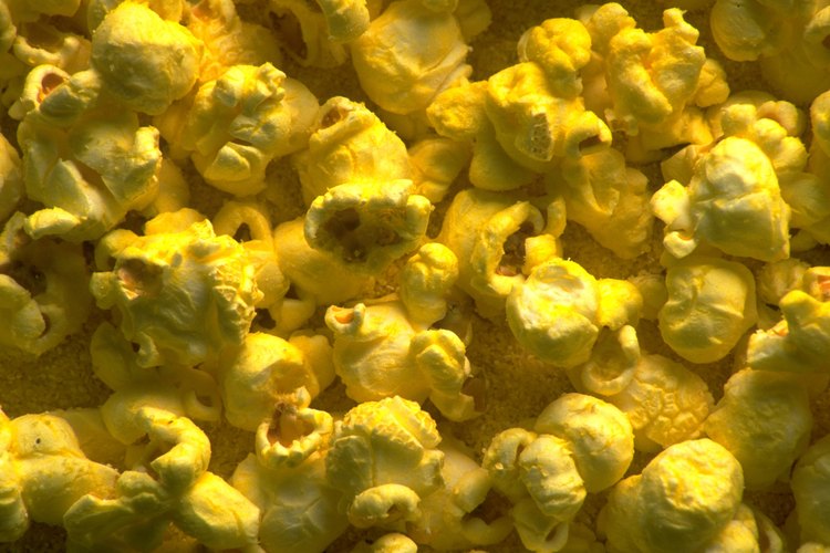 Las palomitas de maíz pueden dejar manchas aceitosas de mantequilla sobre la tela.