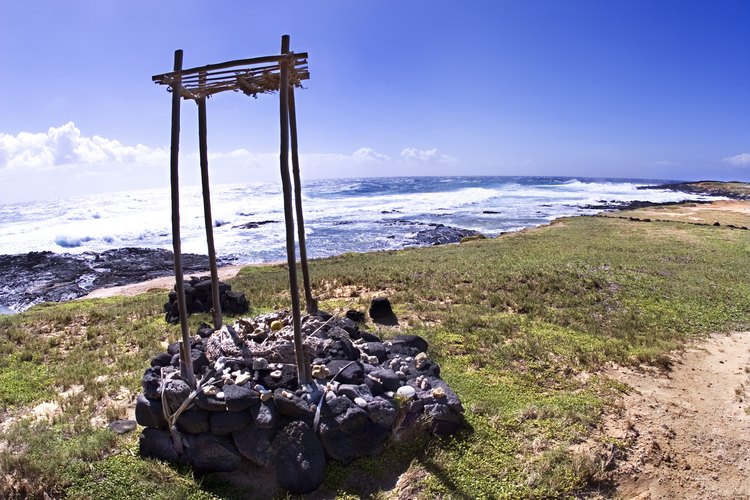 Un templo hawaiano mira al oceano en Ka Lae.