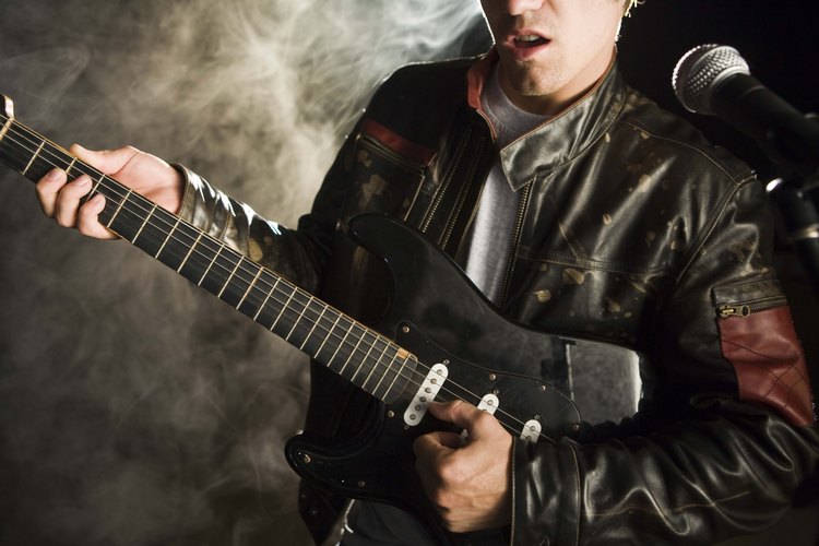 Squier se especializa en la fabricación de instrumentos para principiantes sobre la base de las mismas especificaciones que las guitarras Fender.