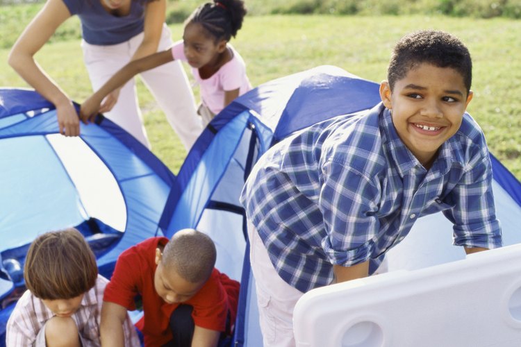 Pon tu tienda de campaña y ten una aventura de camping en familia en uno entre más de dos docenas de parques estatales con campamentos.