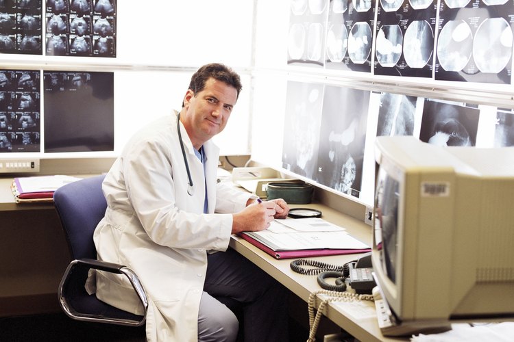 Los médicos pueden "super-especializarse" en un nicho incluso más específico dentro de su área de especialización.