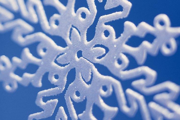 Los copos de nieve flotantes le dan atmósfera a una fiesta invernal.