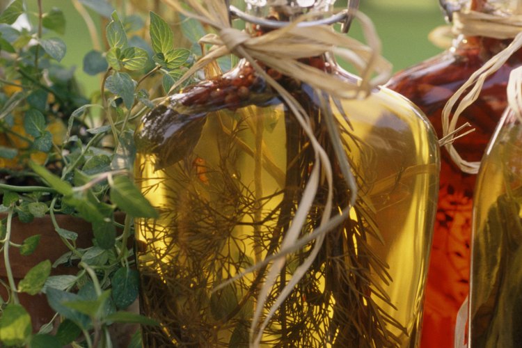 Los vinagres balsámico y de sidra de manzana son excelentes para hacer vinagretas.