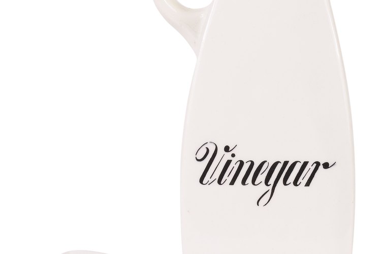 Una simple solución de agua y vinagre puede ayudarte a decalcificar tu plancha a vapor.