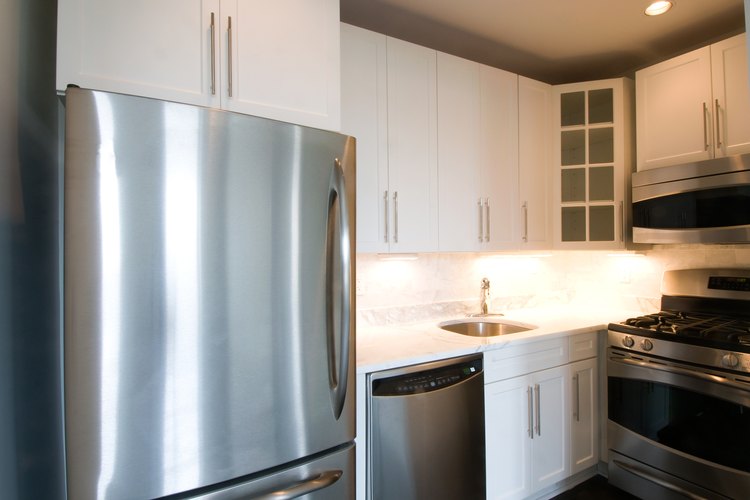 Muchas de las nuevas casas tienen una línea de agua instalada profesionalmente en un lugar cerca del refrigerador con su propia válvula de cerrado integrada.