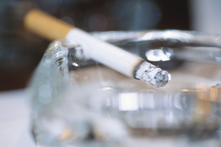 Luego de fumar, el humo y el olor asociados persisten.