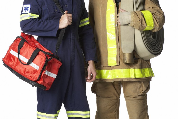 El trabajo de un paramédico es casi tan peligroso como el trabajo de un bombero.