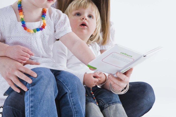 Jugar y leer con tu hijo lo prepara para el preescolar.