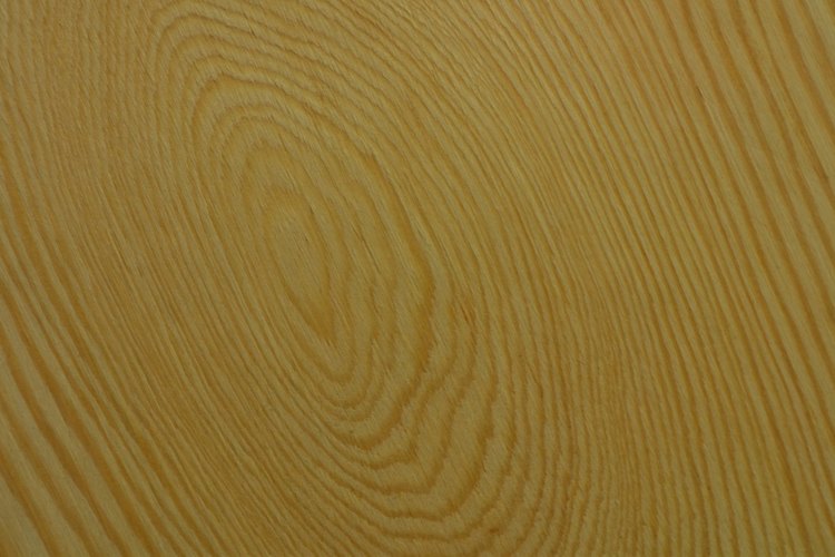 La madera contrachapada tiene distintos patrones de grano que pueden variar mientras que la fibra de madera tiene un acabado uniforme.