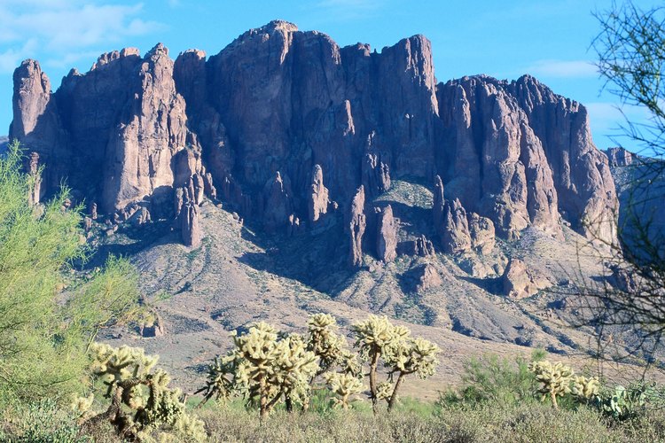 Lost Dutchman State Park colinda con Superstition Wilderness.