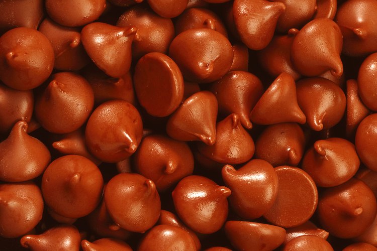 Puede ser difícil que los chips de chocolate se incorporen parejamente a la masa.