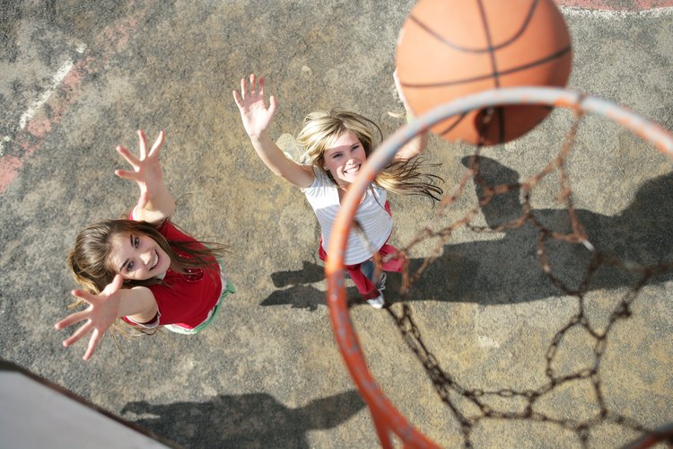 Monta un aro de baloncesto para tener años de diversión familiar.