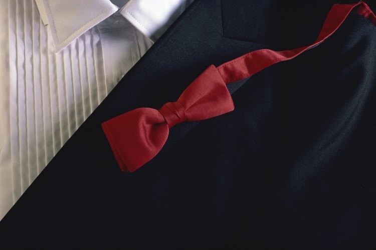 Los trajes pueden tener la apariencia del esmoquin al agregar algunos accesorios formales.
